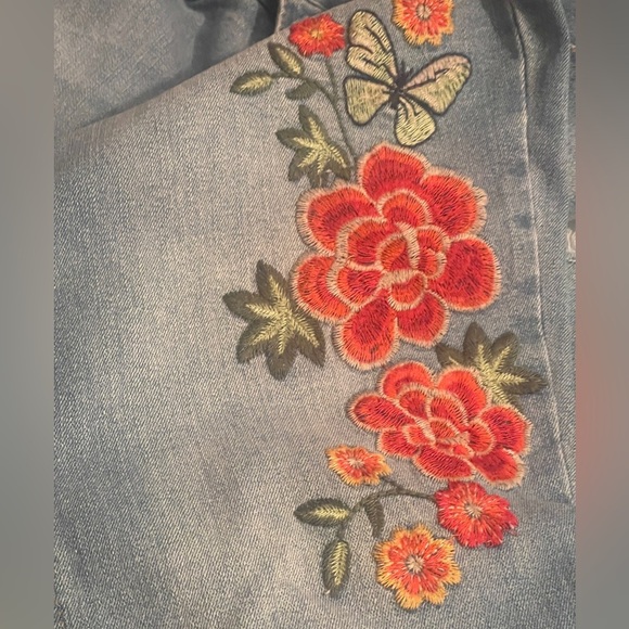 Earl Jeans
Colorful Embroidered Ankle Skinny Jeans size 8
Floral & butterfly - Picture 4 of 8